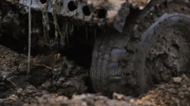 Bir araba tekerleği Close-Up çamur içinde sıkışmış. Tekerlek çaresiz bu dönüyor