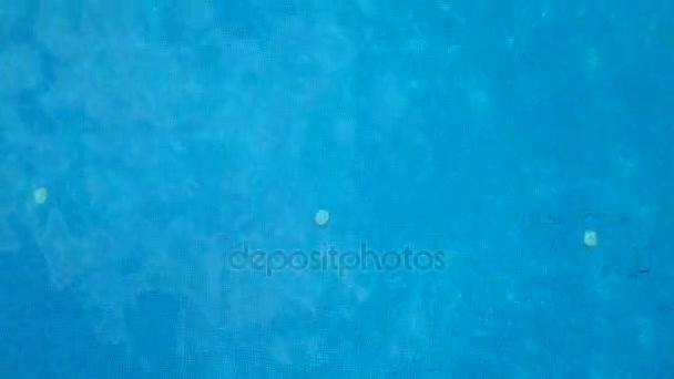 Antenne. Blick von oben auf hellblaues Wasser im Pool — Stockvideo