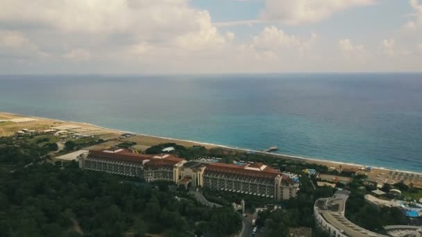 Vista aérea de los hoteles en Turquía resort con en verano día nublado — Vídeo de stock