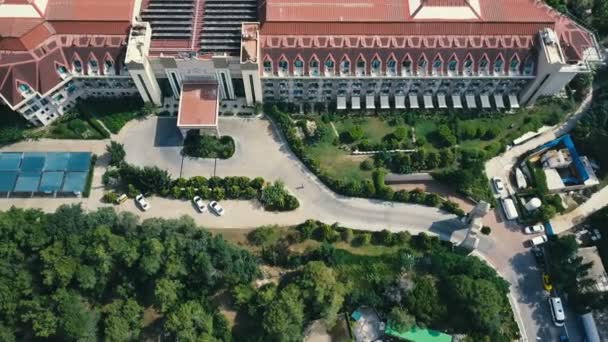 Вид с воздуха на отели турецкого курорта в летний пасмурный день — стоковое видео