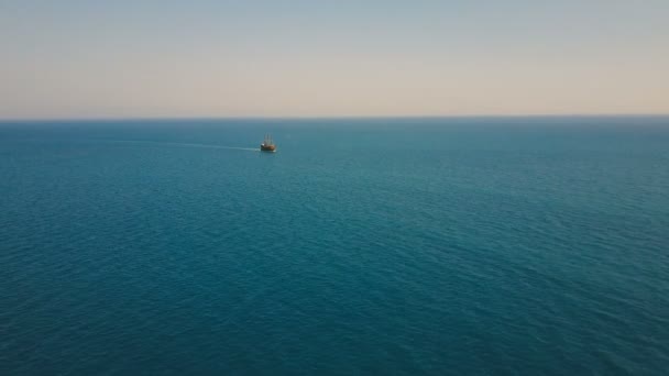 Letecký pohled na stranu lodi, plující lodi na moři — Stock video