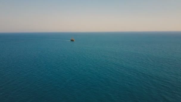 Vista aérea do barco de festa veleiro no mar — Vídeo de Stock