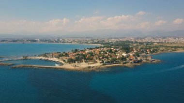 Akdeniz üzerinden eski sahil kentinin turuncu rooftops havadan görünümü