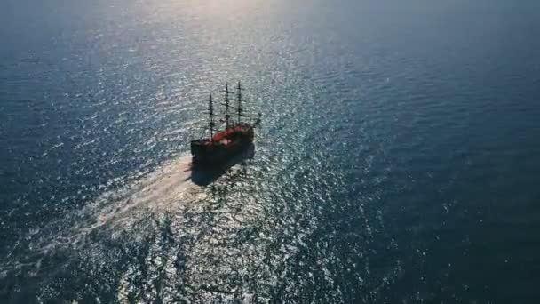 A légi felvétel a fél csónak vitorlás hajó tengeren — Stock videók