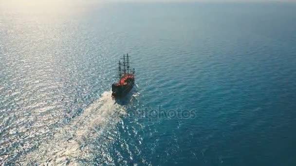 Vista aérea del barco fiesta velero en el mar — Vídeo de stock