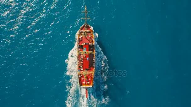 Légi felülről-lefelé nézet a fél csónak vitorlás hajó tengeren — Stock videók