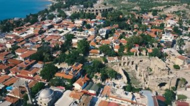 Eski Sahil kenti yakınlarındaki Akdeniz'in portakal çatılarına havadan görünümü