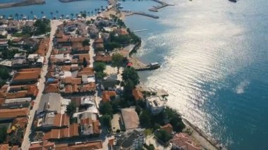 Pişmiş toprak kiremit çatılar dron havadan görünümü ile eski şehir. Küçük sahil şehir marina denize sıfır
