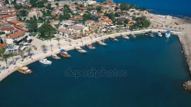 Hava seyahat video eski şehir yat ve tekne Marina önünde ile görüntüleyin. Waterfront, okyanus nehir marina Limanı rıhtım, tekneler gemiler