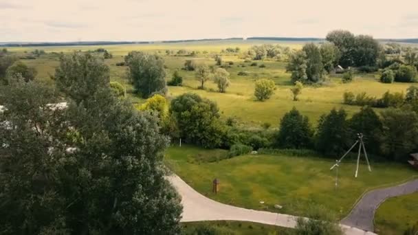 Aire pequeño campo rural lado. Vuelo sobre casas rurales — Vídeos de Stock