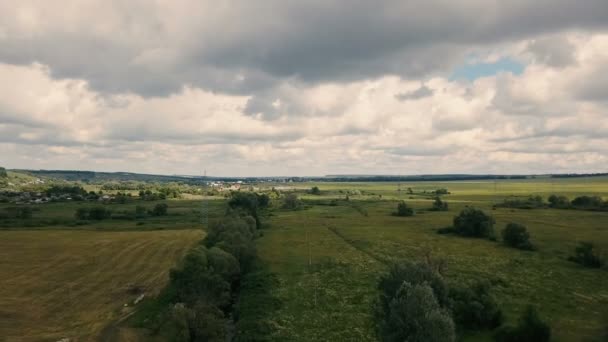 Vista aérea del paisaje rural con torres eléctricas — Vídeos de Stock