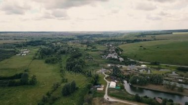 Hava küçük kırsal ülke tarafında. Üzerinde kırsal ülke evler uçuş
