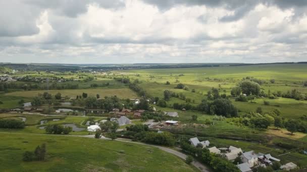 空中の小さな農村カントリー サイド。地方の田舎の家以上のフライト — ストック動画