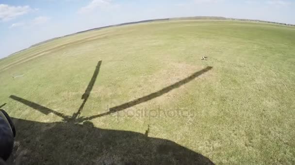 Luchtfoto van helikopter vliegen. Opstijgen. Camera binnen. — Stockvideo