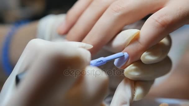 Master in de handschoenen maakt een manicure close-up — Stockvideo