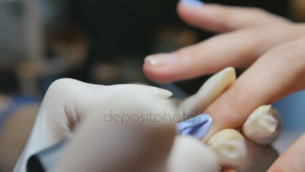 Maestro en guantes hace un primer plano manicura — Vídeo de stock