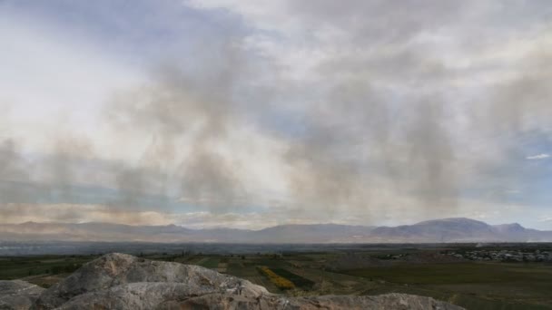 Timelapse de fumée sur ciel bleu. Pollution de l'environnement . — Video