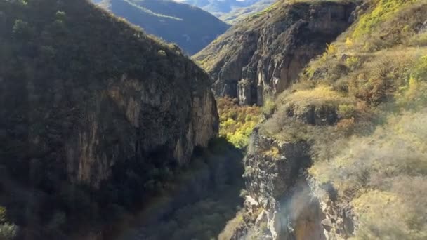 4K tiro aéreo desfiladeiro de montanha e penhasco com vazamentos de sol — Vídeo de Stock