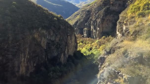 4K повітряний постріл гірської ущелини і скелі з витоком сонця — стокове відео