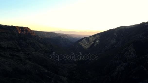 4K Fotografia aérea do nascer do sol nas montanhas — Vídeo de Stock