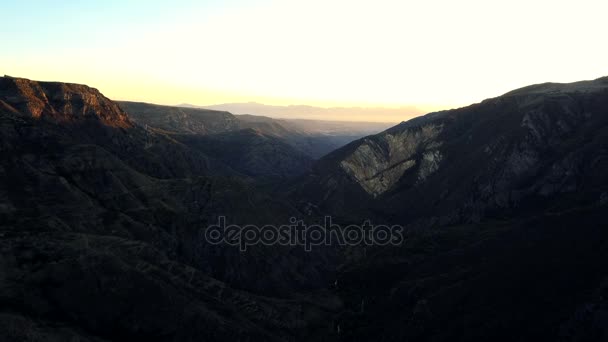 4K Fotografia aérea do nascer do sol nas montanhas — Vídeo de Stock