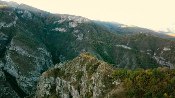 Una piccola cappella sul bordo della montagna contro al mattino. Colpo aereo — Video Stock