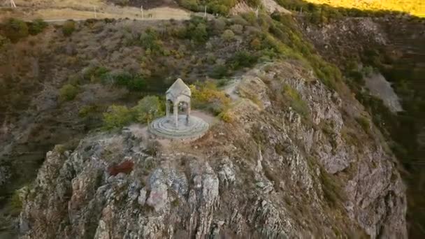 Une petite chapelle sur le bord de la montagne contre le matin. Plan aérien — Video
