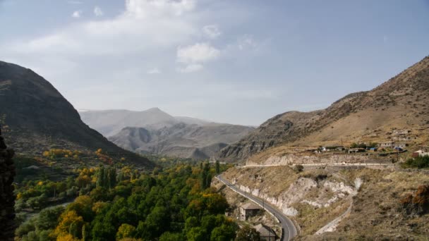 Calendário do tráfego rodoviário de montanha. Vista para a serpentina com carros. Natureza fundo . — Vídeo de Stock