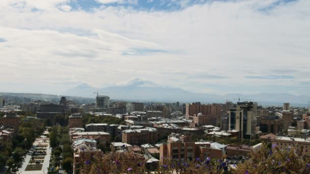 Vista de las nubes sobre la ciudad de Ereván con enorme montaña ARARAT detrás — Vídeo de stock