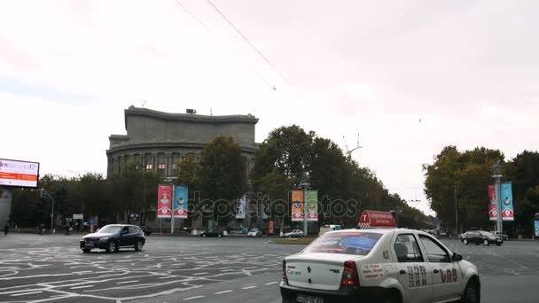 埃里温, 亚美尼亚-2017年11月17日: 交通驱动横跨正方形, 埃里温的中心, 亚美尼亚的首都城市 — 图库视频影像