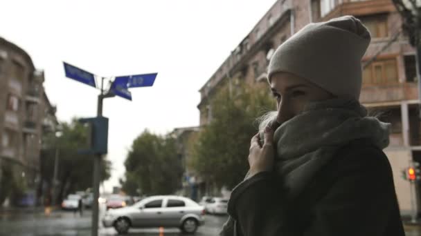 Depressziós fiatal nő úgy néz ki, az utcán egy esős estén a városban — Stock videók