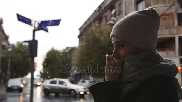 沮丧的年轻女子看着救护车在街道上的道路上, 在一个下雨的晚上在镇 — 图库视频影像