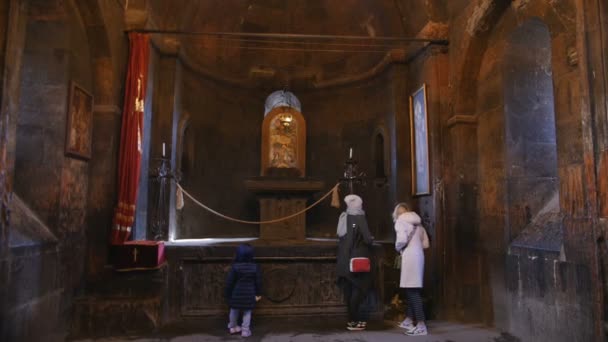 Deux femmes et une fille visitant le monastère — Video