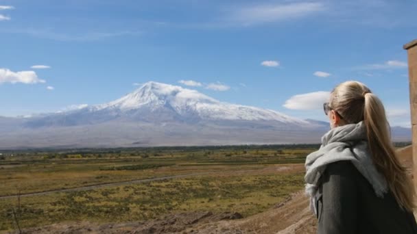 Vacanza viaggio donna guardando Ararat paesaggio montano. Natura durante le vacanze estive. Giovane femmina in piedi al belvedere guardando il punto di vista . — Video Stock