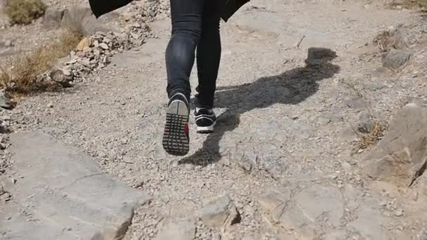 Primo piano delle gambe delle donne trekking ripido terreno al rallentatore — Video Stock