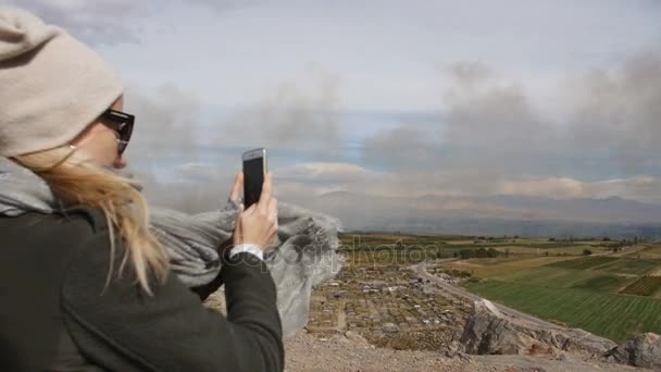 Vakantie reizen vrouw nemen foto's van vervuilingen smog. Verontreiniging van het milieu. — Stockvideo