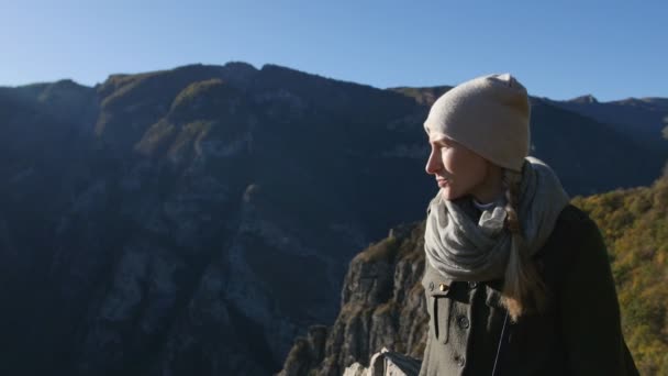 Vacker kvinna tar en sola i bergen. Njut av solljuset och vila — Stockvideo