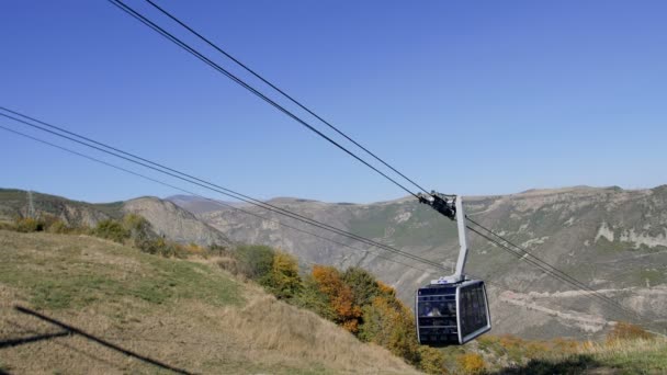 Mudança de Cabines Cableway no Vale da Montanha — Vídeo de Stock