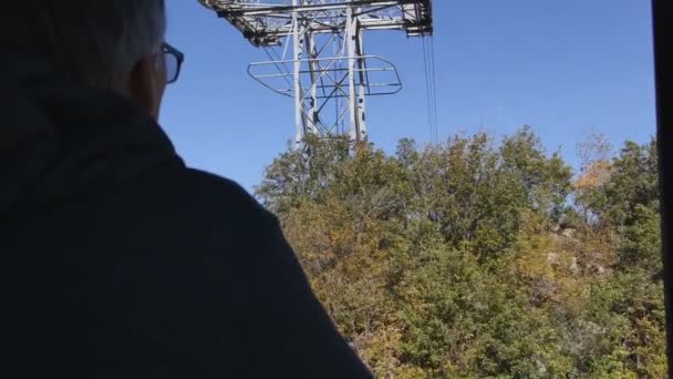 Tourist Man Equitação em teleférico na cabine mais longa Ropeway Asas de Tatev — Vídeo de Stock