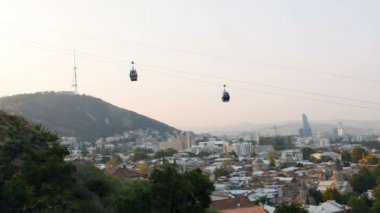Canlı ve yoğun sabah Georgia, teleferik tarafından geliyor kabin Tiflis şehir alır