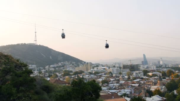 Staden av Tbilisi blir livlig och upptagen på morgonen, Georgien, hytter kommer upp med linbana — Stockvideo