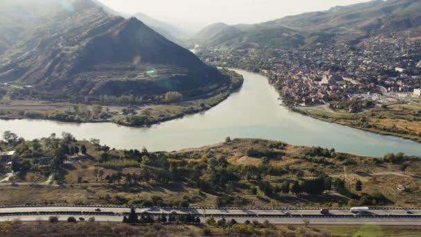 Vista panorámica de la ciudad de Mtskheta y el río Kura . — Vídeo de stock