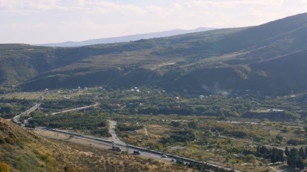 Vista da estrada de estrada na área de montanha perto do rio — Vídeo de Stock