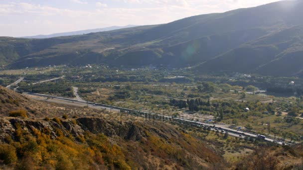 Pohled na silnici highway v horské oblasti nedaleko řeky — Stock video