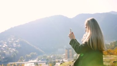 Kız çekici fotoğraf peyzaj cityscape dan dağ üst üzerinde akıllı telefon, kadın turist ayakta üzerinde Cliff zevk sabah