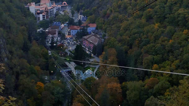 Borjomi, Gürcistan'daki teleferik. Şehrin en iyi görünümü. — Stok video