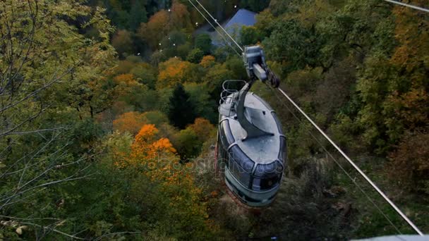 Teleférico en Borjomi, Georgia. Vista superior de la ciudad . — Vídeo de stock