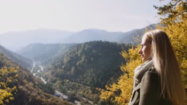 Arkadan görünüşü cliff üzerinde duran, nefes kesici gündoğumu izlerken kadın erkek ve keyfini çıkarın. Güneş ışınları parlama ona ışınla, vahşi doğa Dağları doruklarına ilham zevk harika ufuk gezi