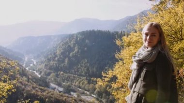 Arkadan görünüşü cliff üzerinde duran, nefes kesici gündoğumu izlerken kadın erkek ve keyfini çıkarın. Güneş ışınları parlama ona ışınla, vahşi doğa Dağları doruklarına ilham zevk harika ufuk gezi