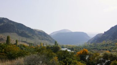 Doğa ve manzara. Dağ ve dağ nehir vadisinde